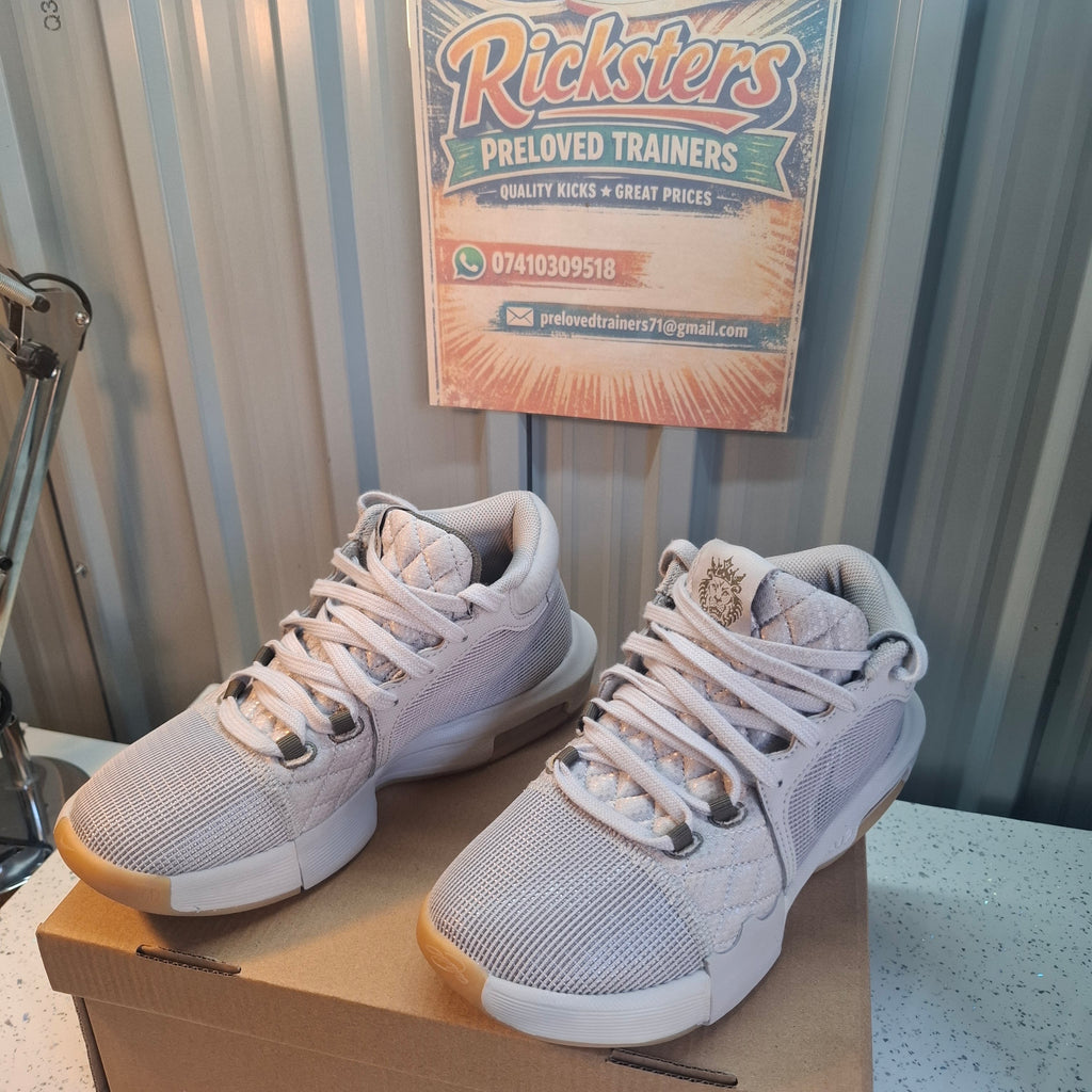 Nike Le Bron Witness 8, Cream/White Trainers with Gum Soles – Good Condition UK 5.5