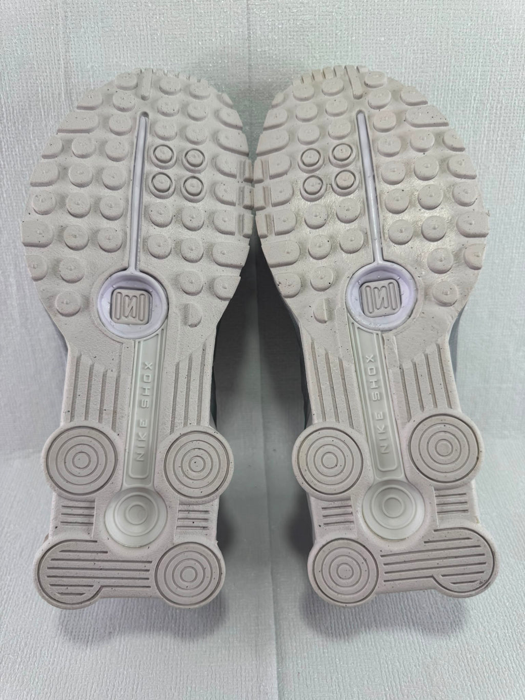 Nike Shox Men's White and Grey Trainers UK 5