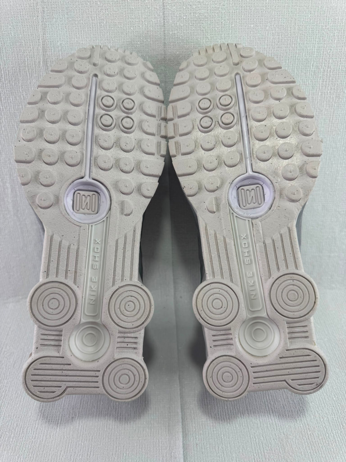Nike Shox Men's White and Grey Trainers UK 5