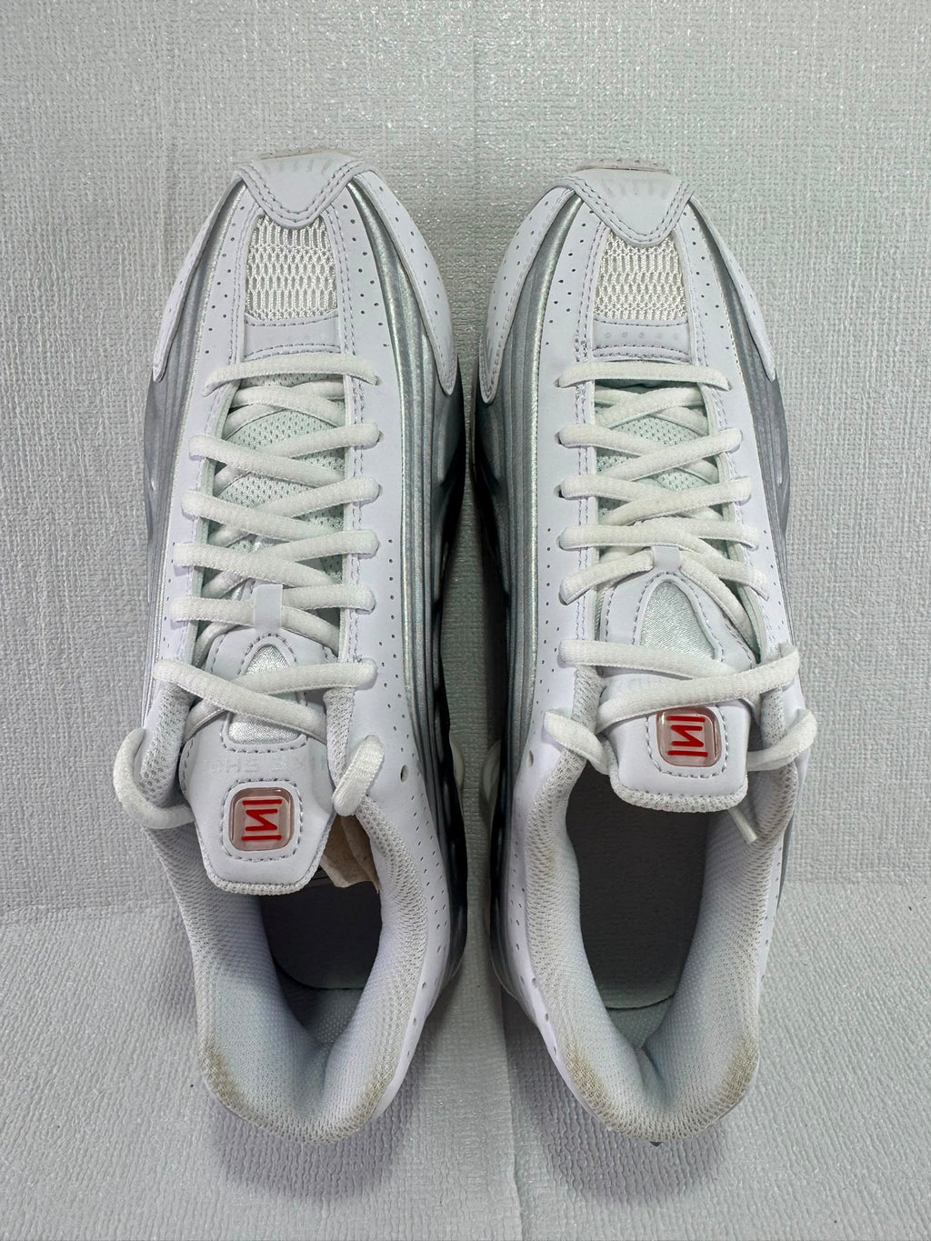 Nike Shox Men's White and Grey Trainers UK 5