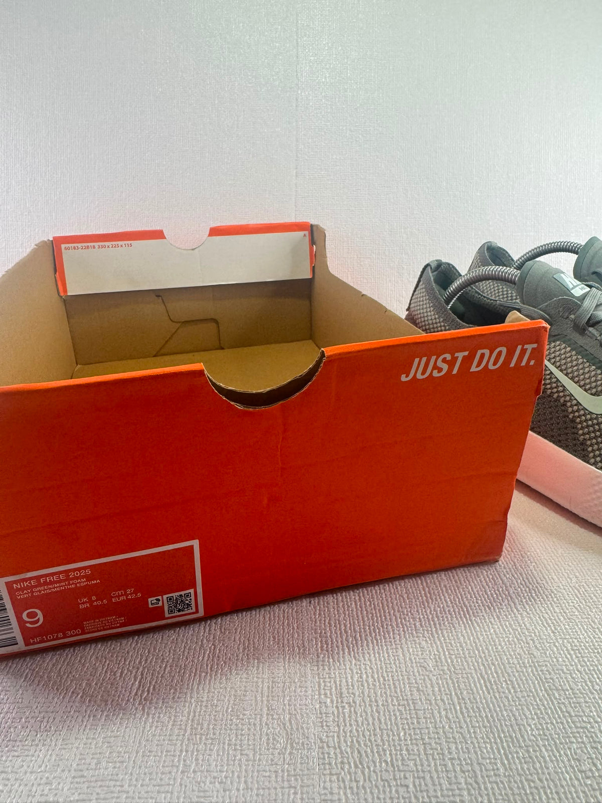 Brand New Nike Men's Grey and Green Airmax Trainers, UK 10