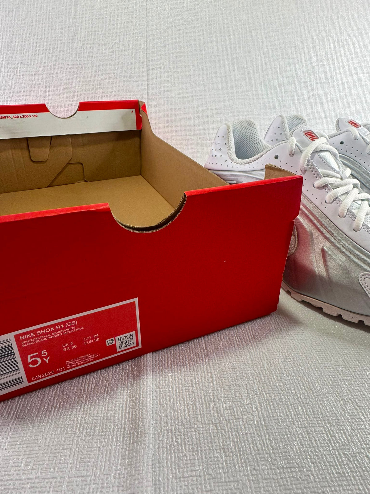 Nike Shox Men's White and Grey Trainers UK 5
